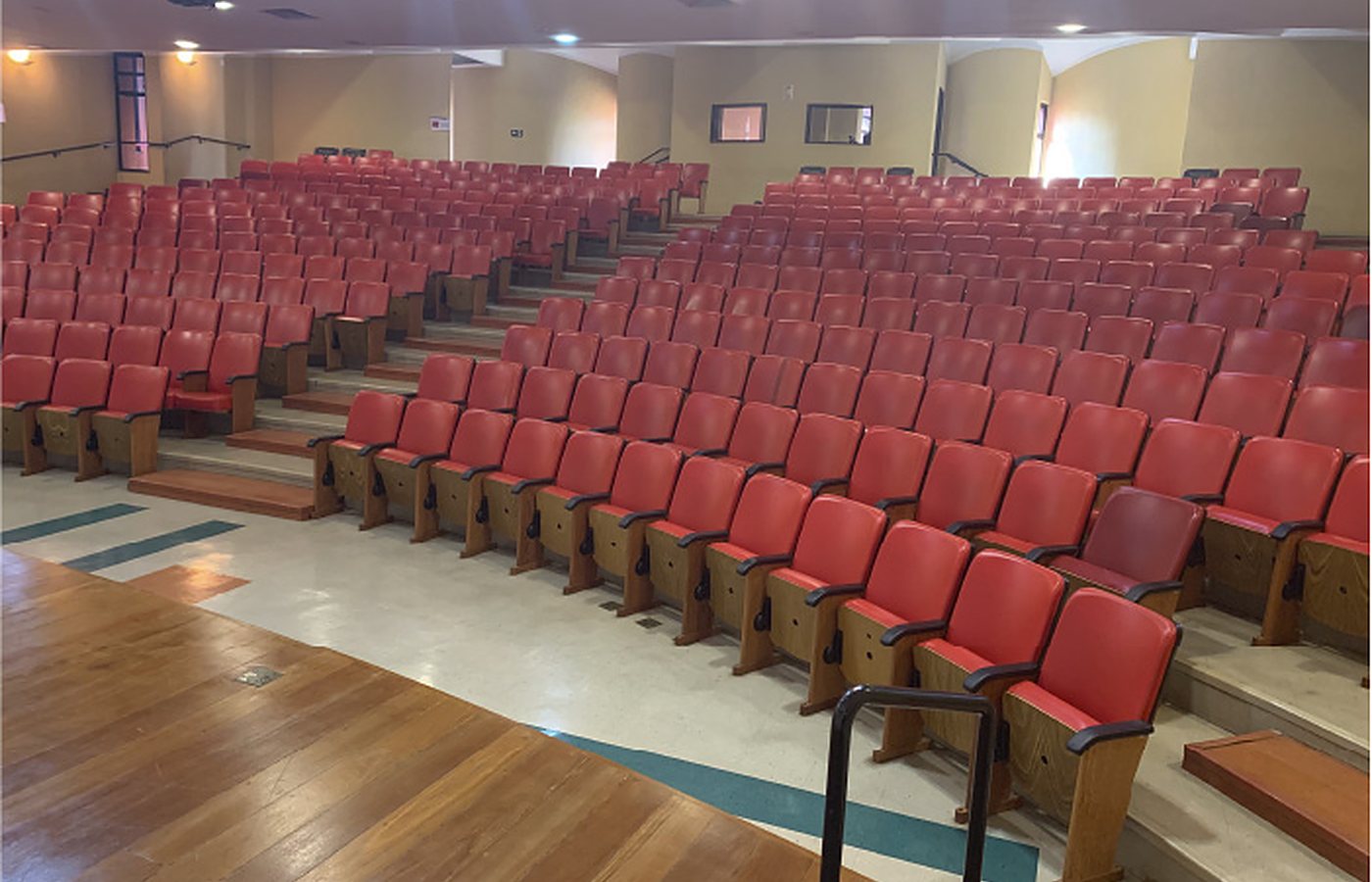 Auditório do UNISAL, com fileiras de poltronas voltadas para o palco
